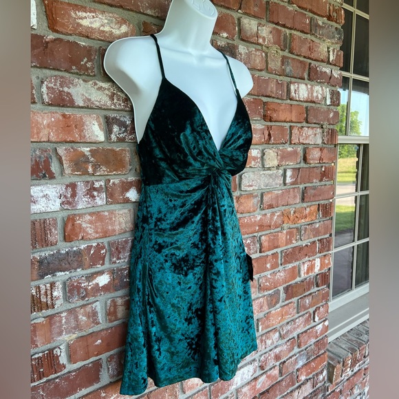 Lulu's green crushed velvet dress size medium NWT - Picture 2 of 10